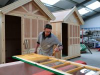 Coup de peinture sur les cabines : la saison balnéaire se prépare en coulisses !