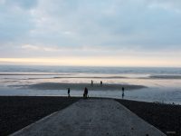 Prudence sur la plage : les épis en béton sont glissants, interdiction d’y cheminer