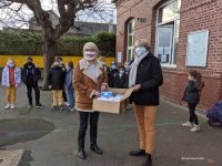 Des masques pour les écoliers, un coup de main pour les personnes isolées