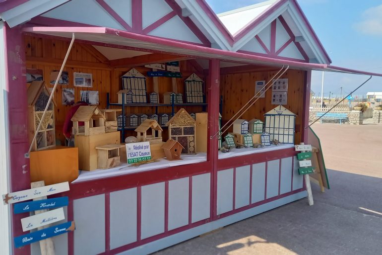 Une cabine pas comme les autres en entrée de plage : découvrez les œuvres de bois de l’ESAT