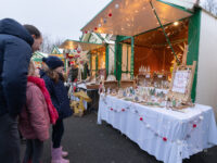 Père Noël, Mères Noël, lutins et cabines de plage !