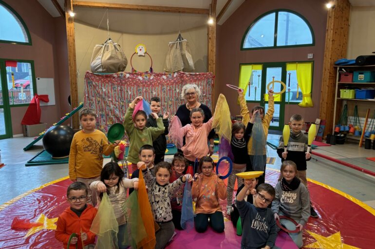 Ecoliers et retraités, ensemble sur la piste du cirque