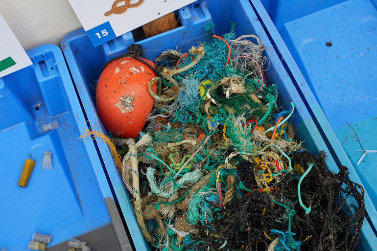 Ramasser les déchets sur la plage et les caractériser !
